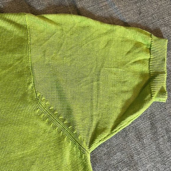Joseph A, 100% silk, short sleeve sweater, size small, petite. (23-122) - Picture 4 of 6